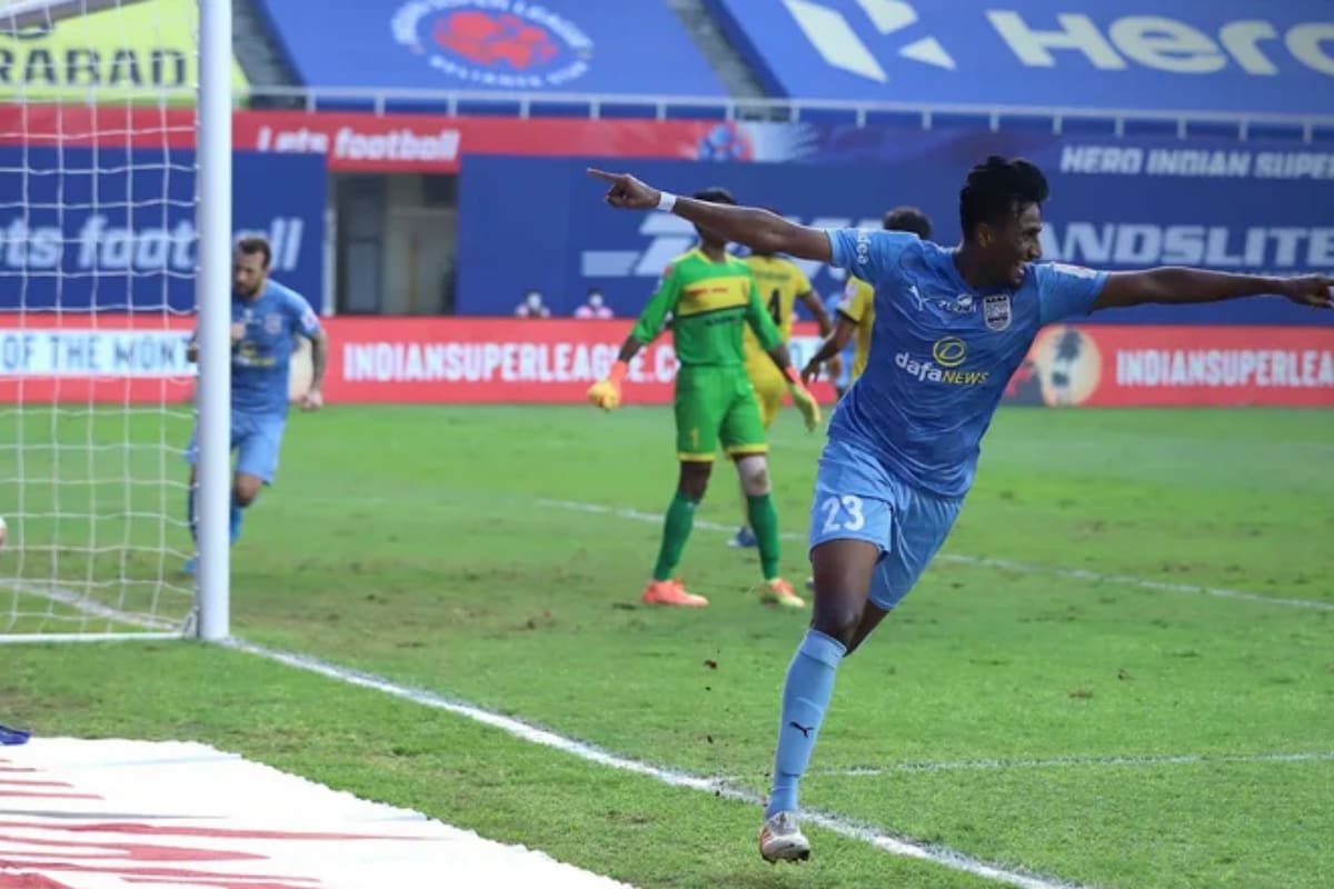 ISL 2020-21: Vignesh Dakshinamurthy Scores Stunning Goal in Mumbai City FC's  2-0 Win over Hyderabad FC | Watch