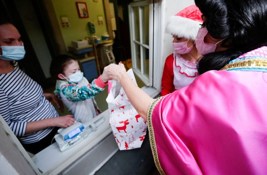 Healthcare Workers & Patients Find Moments of Festive Joy During a Pandemic Christmas - Vimarsana News