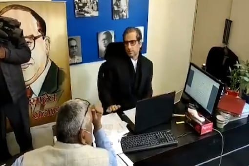 Screengrab of the video where advocate Mehmood Pracha can be seen talking to Delhi police personnel