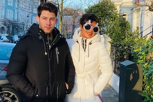 Priyanka Chopra And Nick Jonas Share Christmas Greeting From London