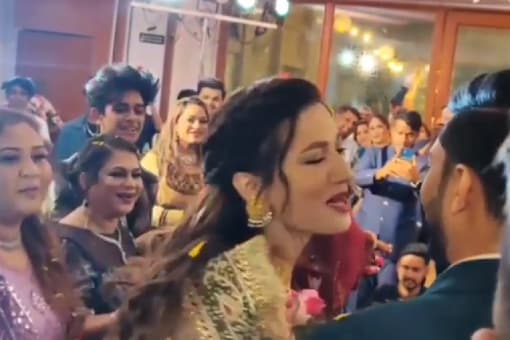 Gauahar Khan, Zaid Darbar Get Grand Welcome as Family Members Sing 'Tu Jo Mila,' Watch Video