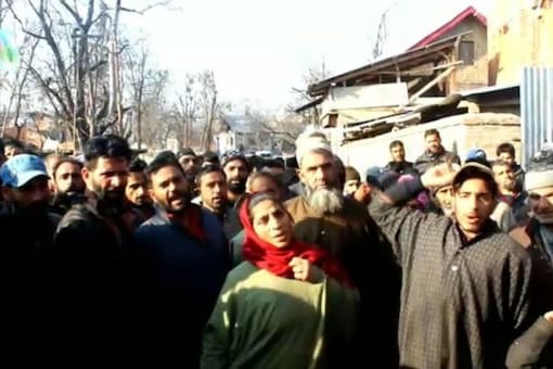Families of the deceased trio protest outside the police control room on Wednesday. (Image: News18)