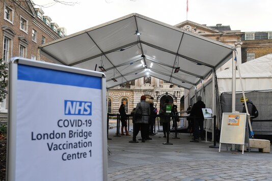 FILE PHOTO: People queue as they wait to receive a COVID-19 vaccine at London Bridge vaccination centre, amidst the spread of the coronavirus disease (COVID-19), in London, Britain December 30, 2020. REUTERS/Toby Melville/File photo FILE PHOTO: People queue as they wait to receive a COVID-19 vaccine at London Bridge vaccination centre, amidst the spread of the coronavirus disease (COVID-19), in London, Britain December 30, 2020. REUTERS/Toby Melville/File photo