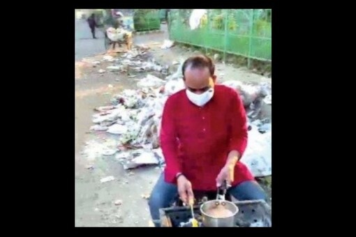 Lucknow Man 'Grills' Municipal Body Over Waste Management, Uses Garbage to Barbeque