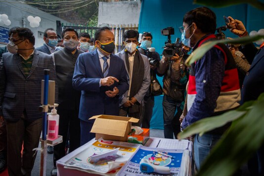 Union Health Minister Harsh Vardhan (Centre) visits a Covid-19 vaccination center during a vaccine delivery system trial in New Delhi. (AP)