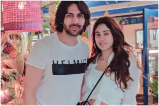 Janhvi Kapoor and Kartik Aaryan Spotted Holidaying in Goa, Fuel Romance Rumours Janhvi Kapoor and Kartik Aaryan Spotted Holidaying in Goa, Fuel Romance Rumours