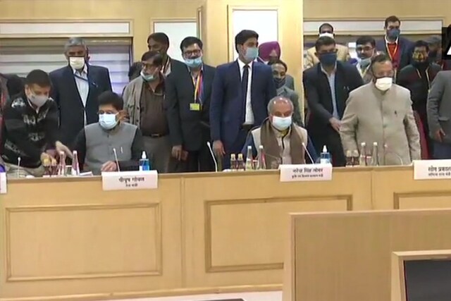 Delhi: Seventh round of meeting between Central Government & farmers' representatives begins at Vigyan Bhawan.