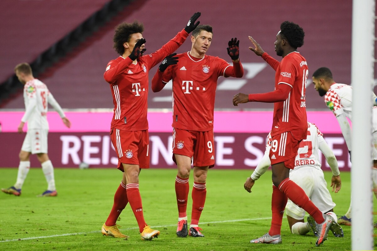 Football Match Today Bayern Munich Play Borussia Monchengladbach 