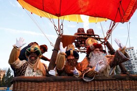 In Photos: The Three Wise Men Ride Over Spain's Seville in a Hot Air Balloon In Photos: The Three Wise Men Ride Over Spain's Seville in a Hot Air Balloon