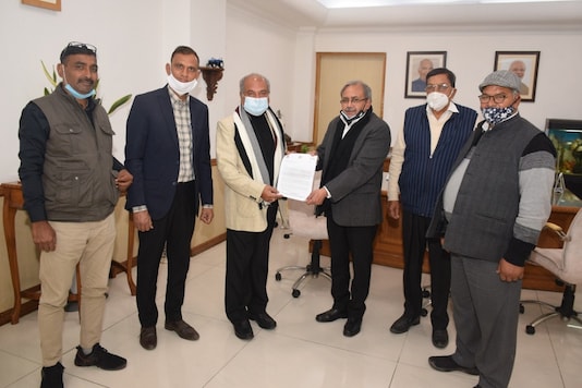 Sanjay Nath Singh with Union Agriculture Minister Narendra Singh Tomar. (News18) Sanjay Nath Singh with Union Agriculture Minister Narendra Singh Tomar. (News18)