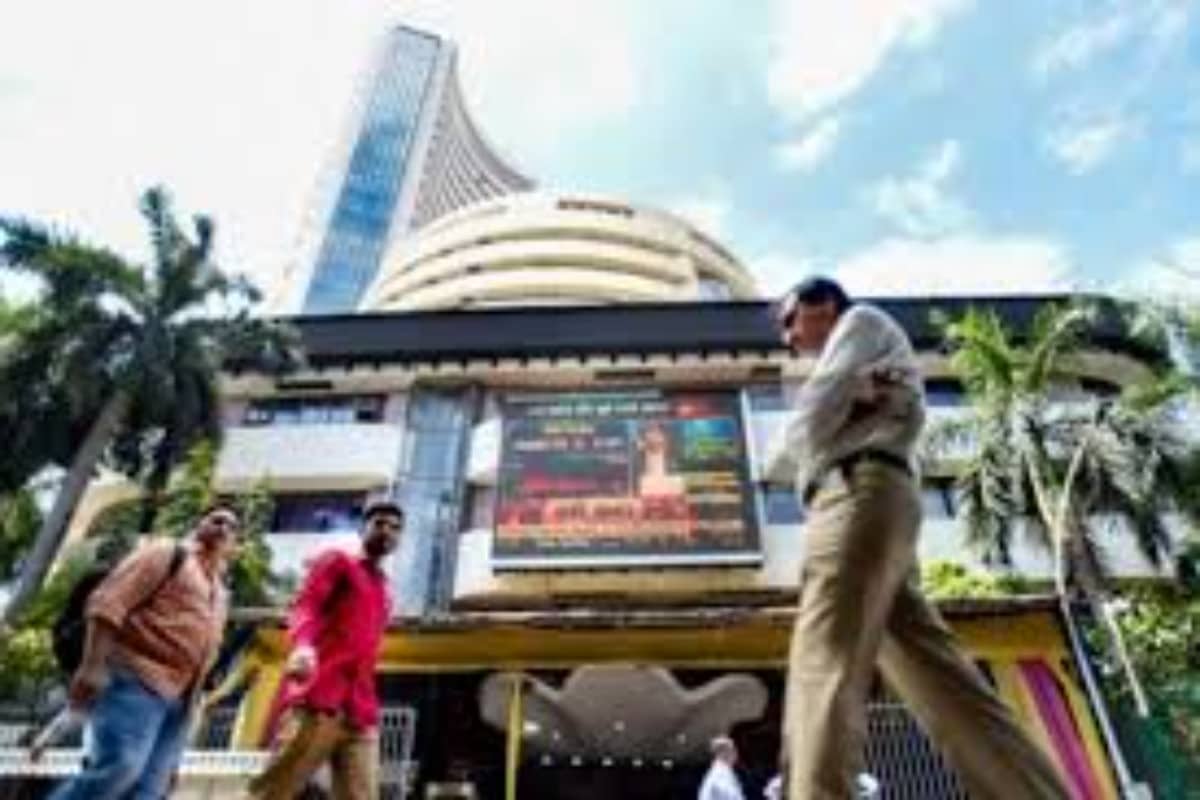 Sensex Jumps Over 300 Pts in Early Business; Nifty Reclaims 14,700 Stage