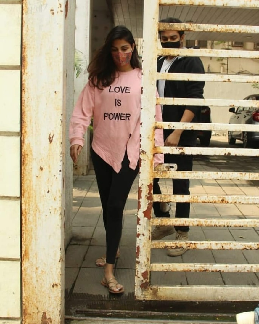 Rhea Chakraborty Returns to Normal Life; Check Out Her Pics with Rajiv ...