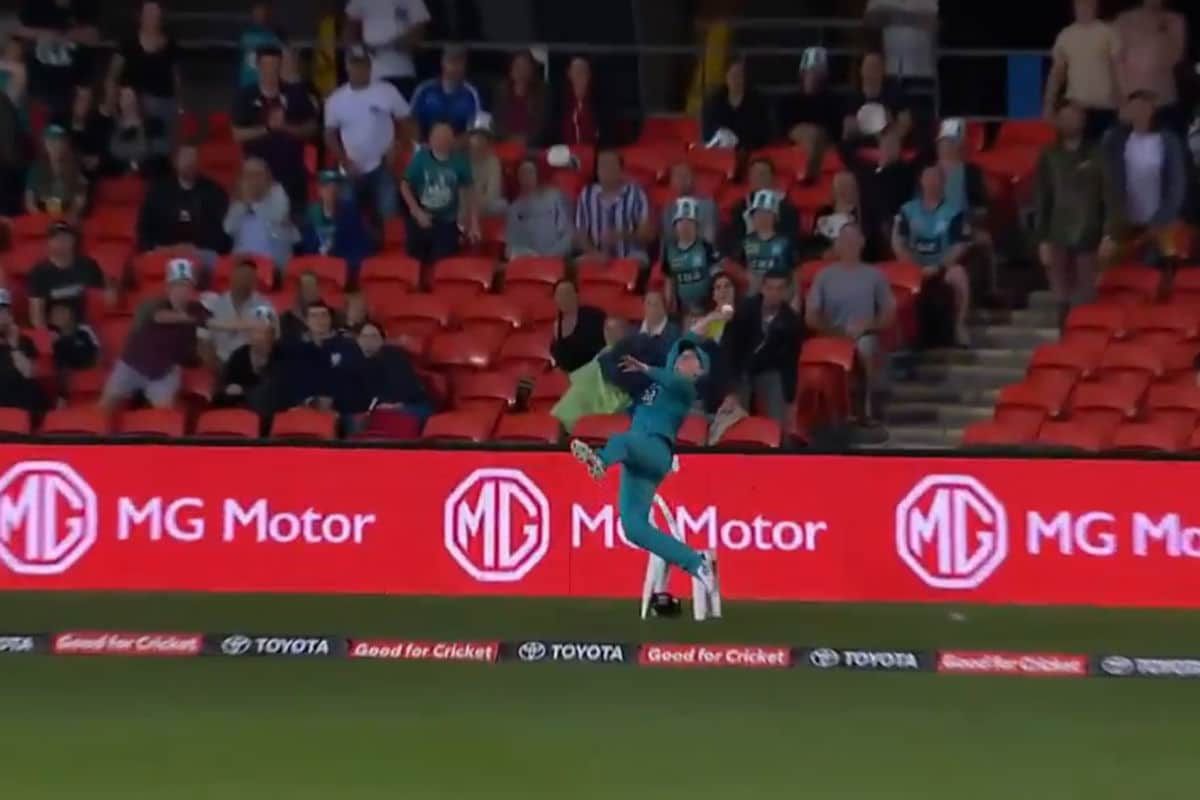 Watch: Brisbane Heat’s Max Bryant Displays Stunning Athleticism to Save Six in BBL