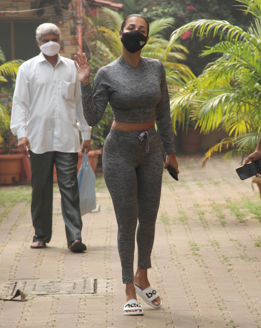  Malaika looks super hot in grey tights and bra combination. (Image: Viral Bhayani)