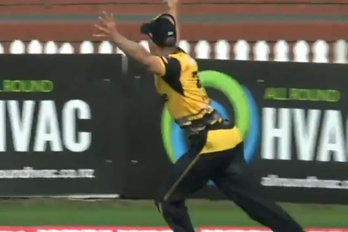 Super Smash 2021: Netherlands Cricketer Takes a Stunning Catch; WATCH