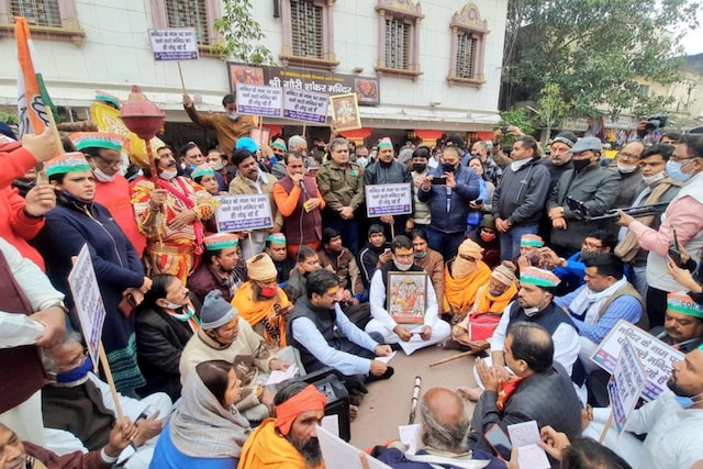 File: The Congress workers chanted 'Hanuman Chalisa' and raised slogans against the BJP and the AAP. (Image: Delhi Congress/Twitter)