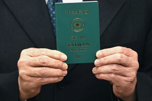Taiwan Foreign Minister Joseph Wu takes photos with a sample of the new Taiwan passport in Taipei, Taiwan, January 11, 2021. REUTERS/Ann Wang
Taiwan Foreign Minister Joseph Wu takes photos with a sample of the new Taiwan passport in Taipei, Taiwan, January 11, 2021. REUTERS/Ann Wang