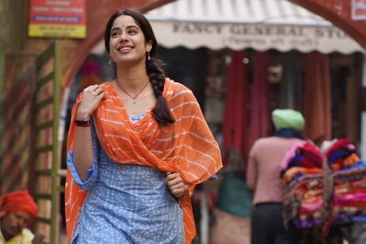 Janhvi Kapoor Resembles Sridevi in First Look of Aanand L Rai's 'Good Luck Jerry' Janhvi Kapoor Resembles Sridevi in First Look of Aanand L Rai's 'Good Luck Jerry'