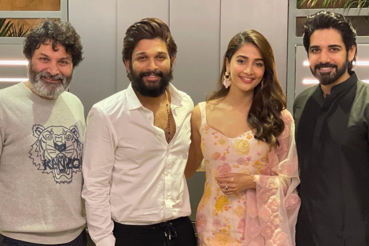 Allu Arjun Reunites with Pooja Hegde on 1-year Anniversary of 'Ala Vaikunthapurramuloo', See Pics - Vimarsana News