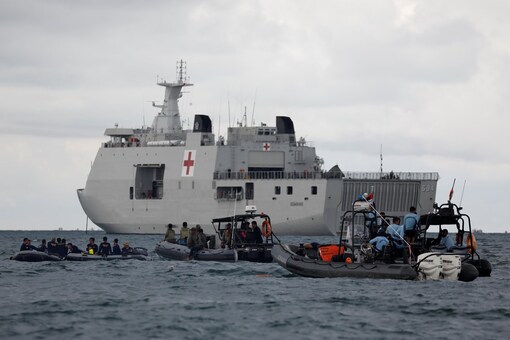 Indonesian navy divers and other rescue members stand on rubber boats next to KRI Semarang, during the search and rescue operation for the Sriwijaya Air flight SJ 182, at the sea off the Jakarta coast, Indonesia, January 12, 2021. (Image: Reuters)