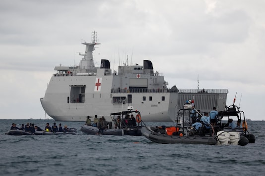 Indonesian navy divers and other rescue members stand on rubber boats next to KRI Semarang, during the search and rescue operation for the Sriwijaya Air flight SJ 182, at the sea off the Jakarta coast, Indonesia, January 12, 2021. (Image: Reuters) Indonesian navy divers and other rescue members stand on rubber boats next to KRI Semarang, during the search and rescue operation for the Sriwijaya Air flight SJ 182, at the sea off the Jakarta coast, Indonesia, January 12, 2021. (Image: Reuters)