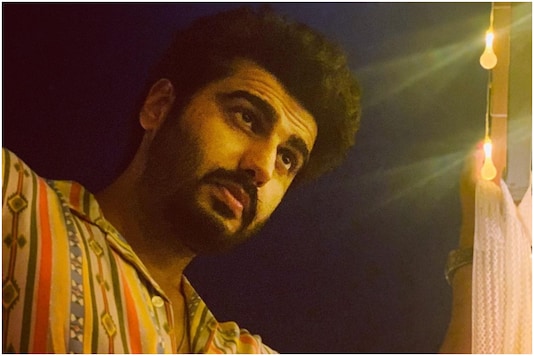 Arjun Kapoor Looks Dashing in This Night-time Photo, Gives Picture Credit to 'Her' Arjun Kapoor Looks Dashing in This Night-time Photo, Gives Picture Credit to 'Her'