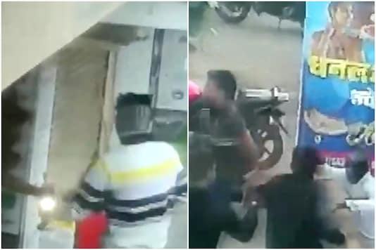 Three Men Fight Armed Robbers Looting Jewellery Store in Maharashtra, Viral Video Earns Praise