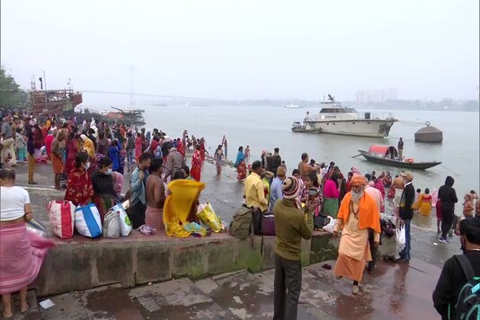 Devotees perform rituals and take holy dip in Hoogly river on the occasion of Makar Sankranti today. (Image: ANI)
