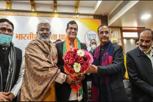 Former IAS officer Arvind Kumar Sharma being greeted by UP BJP president Swatantra Dav Singh and deputy CM Dinesh Sharma as he joins the party, in Lucknow on Thursday.(File photo: PTI)