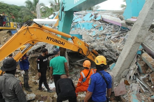 Rescuers use an excavator to dig through a damaged hospital building to search for survivors following an earthquake in Mamuju, West Sulawesi province, Indonesia, January 15, 2021 in this photo taken by Antara Foto. Antara Foto/Akbar Tado/ via REUTERS Rescuers use an excavator to dig through a damaged hospital building to search for survivors following an earthquake in Mamuju, West Sulawesi province, Indonesia, January 15, 2021 in this photo taken by Antara Foto. Antara Foto/Akbar Tado/ via REUTERS