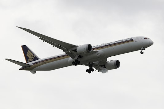 FILE PHOTO: A Singapore Airlines plane prepares for landing in Singapore January 14, 2021. REUTERS/Edgar Su/File Photo FILE PHOTO: A Singapore Airlines plane prepares for landing in Singapore January 14, 2021. REUTERS/Edgar Su/File Photo