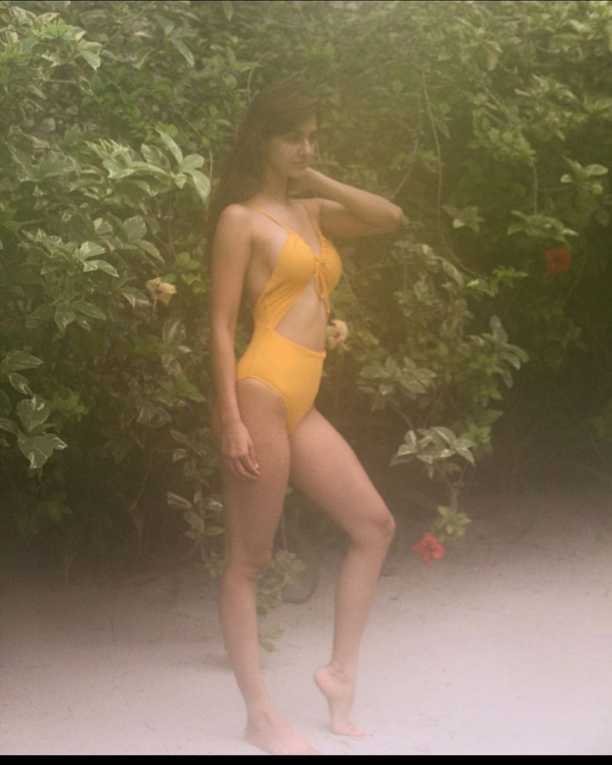  Looks stunning in a yellow swimwear. (Image: Instagram)