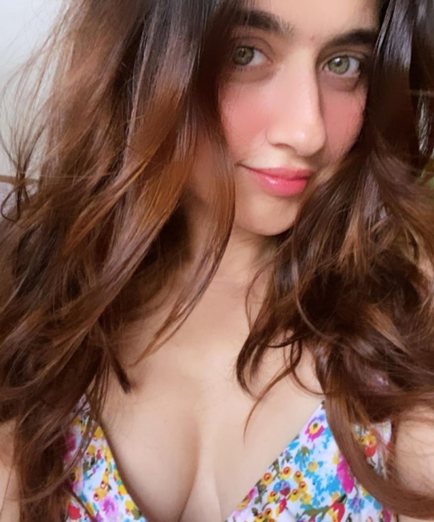 In a cute floral brassiere. (Image: Instagram)