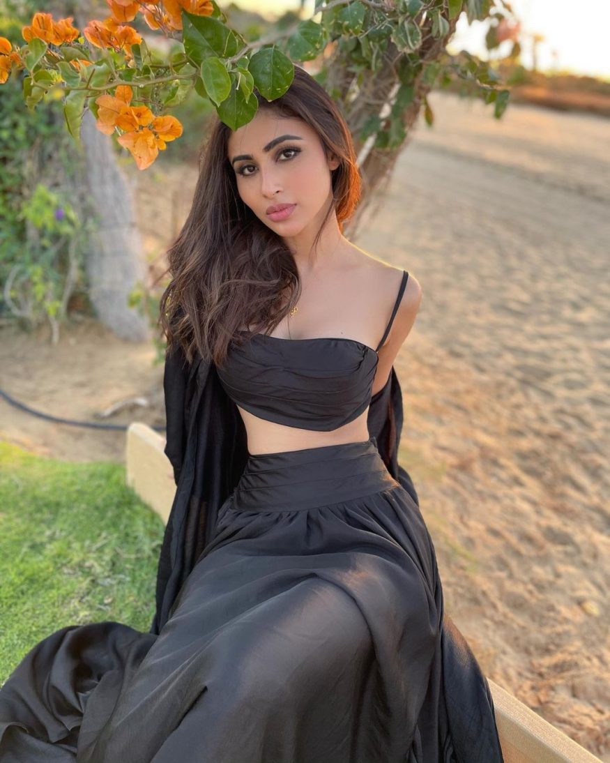 Mouni looks gorgoeus in the black ensemble. (Image: Instagram)