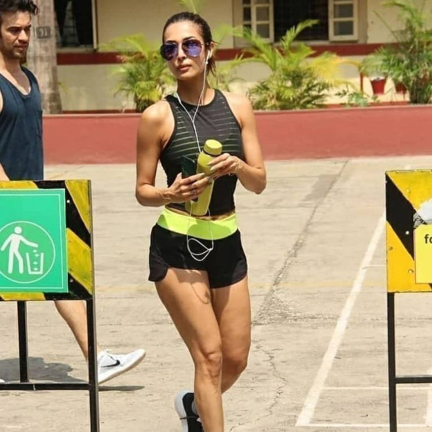  Walks to the gym in black shorts and tee. (Image: Instagram)