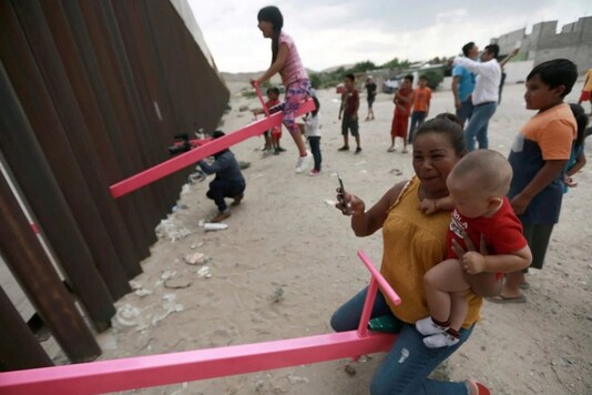 The pink teeter-totter that was installed in US-Mexico border in July 2019.
(Credit: Twitter)