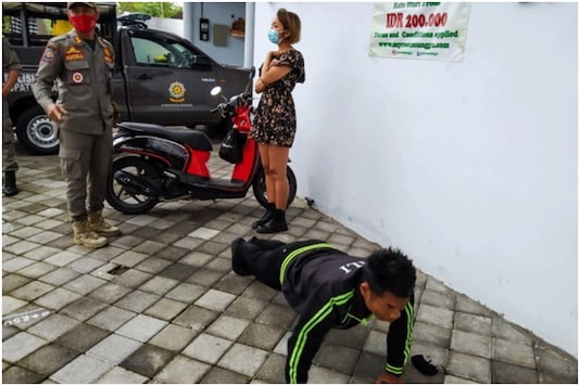Cashless Tourists Without Masks Made to Do 50 Push-ups Instead of Paying Fine in Bali
