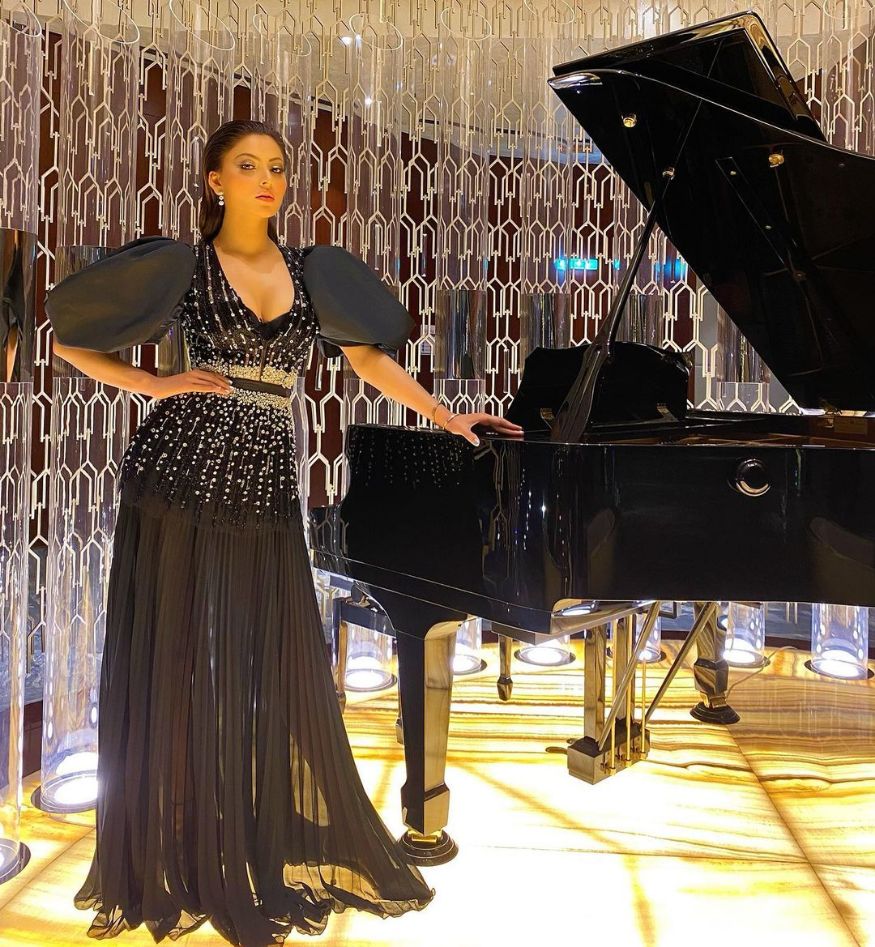  Stuns in a black designer dress. (Image: Instagram)