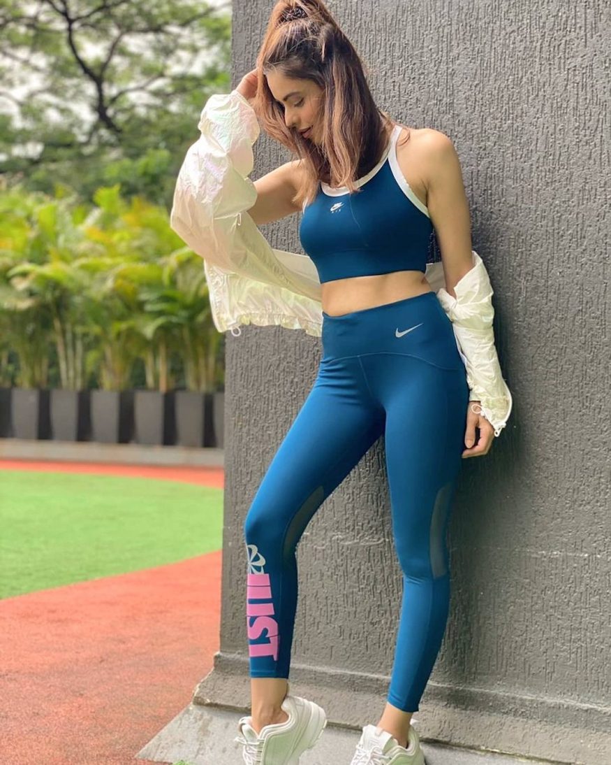  Strikes a pose in smart gymwear. (Image: Instagram)