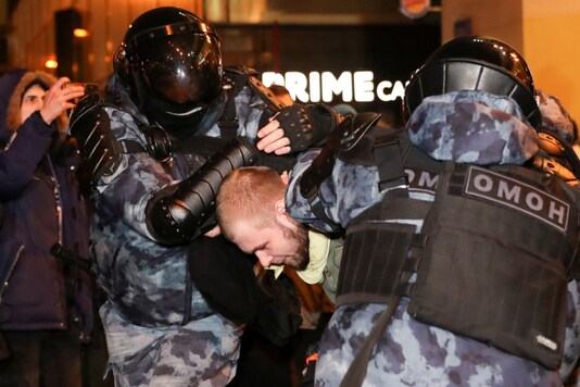 Law enforcement officers detain a man during a rally in support of jailed Russian opposition leader Alexei Navalny in Moscow, Russia January 23, 2021. REUTERS/Evgenia Novozhenina