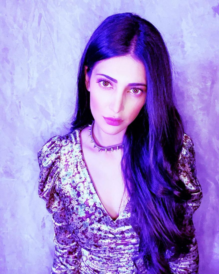 South actress Shruti Hassan was photographed during a photoshoot, as she looked stunning in V-neck bodycon dress. (Image: Viral Bhayani) South actress Shruti Hassan was photographed during a photoshoot, as she looked stunning in V-neck bodycon dress. (Image: Viral Bhayani)