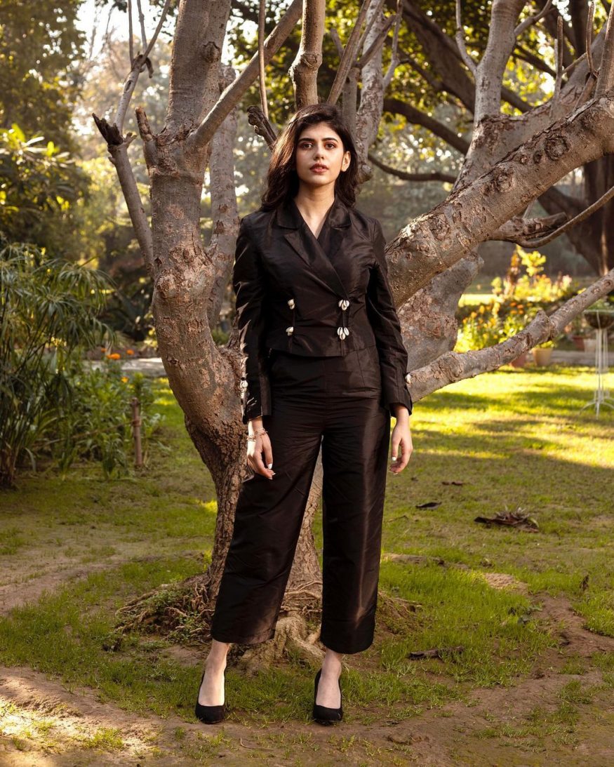  Sanjana suits up in this fashionable black pantsuit. (Image: Instagram)