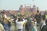 Protesting Farmers Enter Red Fort, Man Climbs Flagstaff to Hoist Flag; Internet Services Suspended in Few NCR Regions