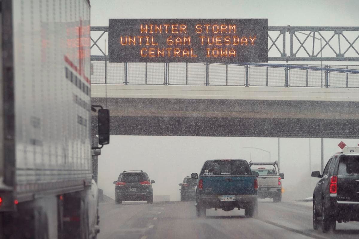 In Pictures | Storm Blankets Midwest US With Heavy Snow, Causes Travel ...