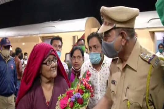 Hasina Begum had just got to her home in Aurangabad after spending 18 years in Pakistani jail. (Credit: ANI) 