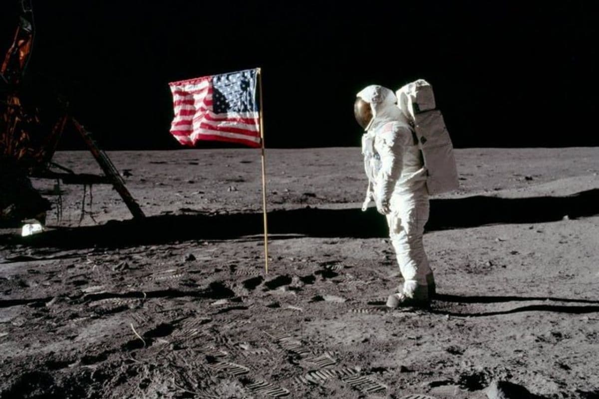 Neil Armstrong의 음력 판은 이제 미국 우주 법에 따라 보호됩니다