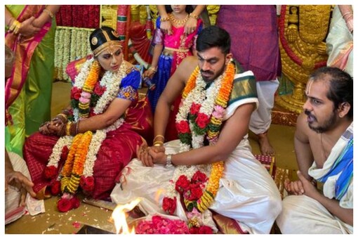 Cricketer Vijay Shankar Marries Vaishali Visweswaran; Sunrisers Hyderabad Shares Picture