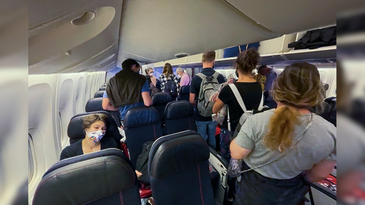 US CDC Mandates Face Masks on Planes and Public Transport to Prevent