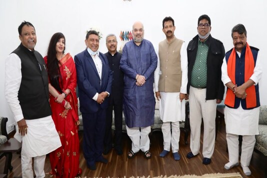 Former TMC leaders Rajib Banerjee, Baishali Dalmiya, Prabir Ghoshal, Rathin Chakraborti and Rudranil with Amit Shah on Saturday. 