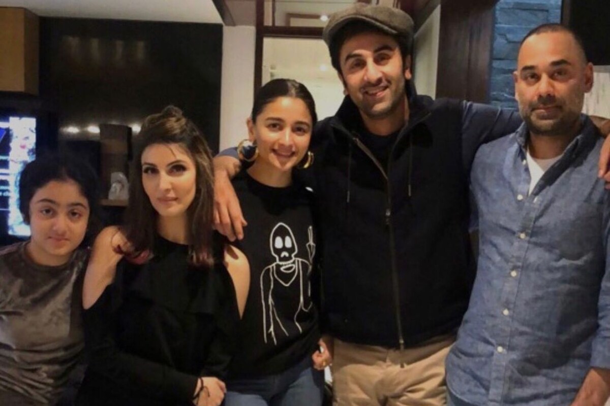 In Pics Alia Bhatt Joins Beau Ranbir Kapoor And His Sister Riddhima For Sunday Lunch In Delhi 0937